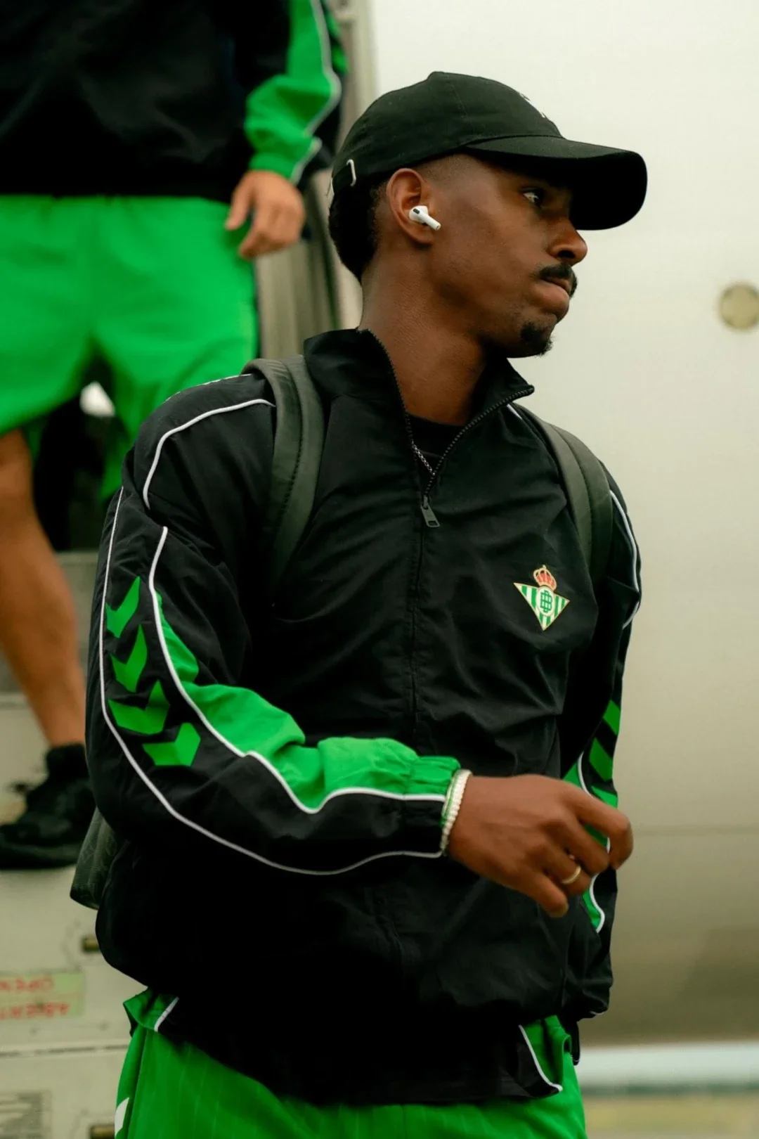 Chaqueta Viaje Adulto Negra Real Betis 26/27