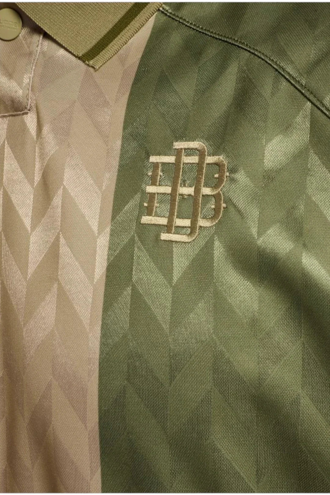 Camiseta Viaje Hummel Hombre Beige/Verde Doble B Blanca